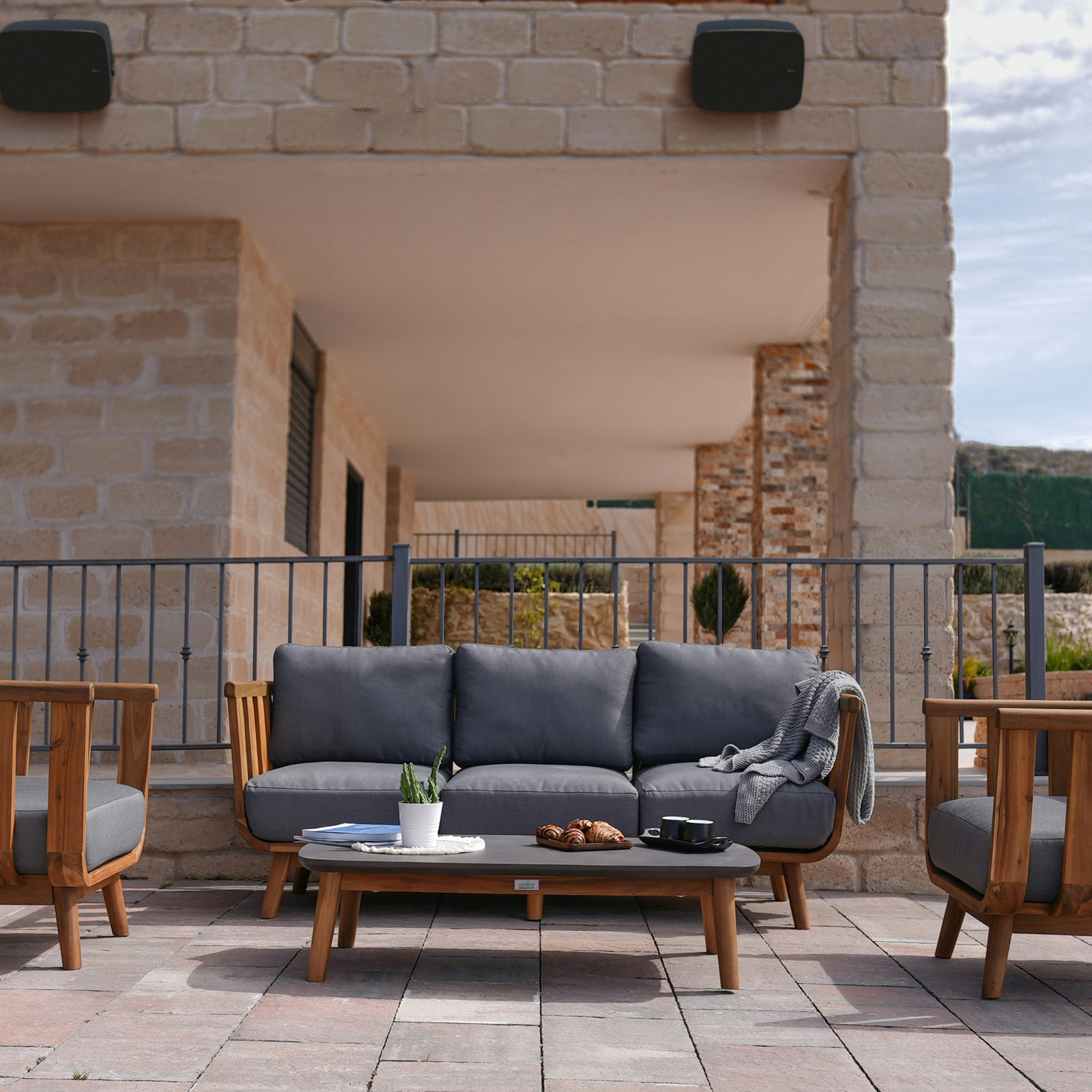 Klipsch RSM 800 in Home Patio Lounge Area 2000x2000